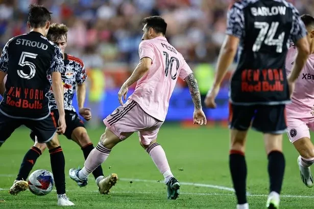 Messi làm tất cả những điều khó nhất sau pha phối hợp giữa Busquets và Alba. ẢNH: GETTY