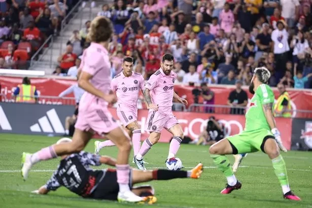 Cremaschi nhận bóng và trả lại cho Messi đệm bóng vào lưới trống. ẢNH: GETTY