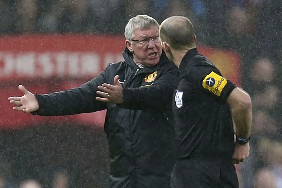 Mặc dù có đôi lần lên tiếng phàn nàn, Sir Alex Ferguson chưa bao giờ sử dụng "máy sấy tóc" với Mike Dean. ẢNH: GETTY
