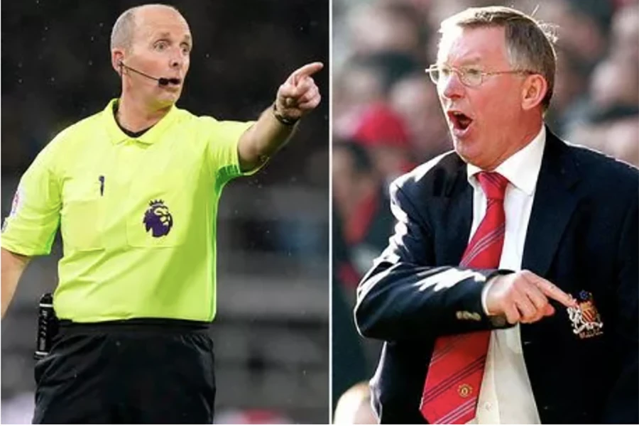 Mike Dean nói đùa rằng, Sir Alex Ferguson không bao giờ sử dụng máy sấy tóc với ông vì ông không có tóc. ẢNH: DAILY STAR