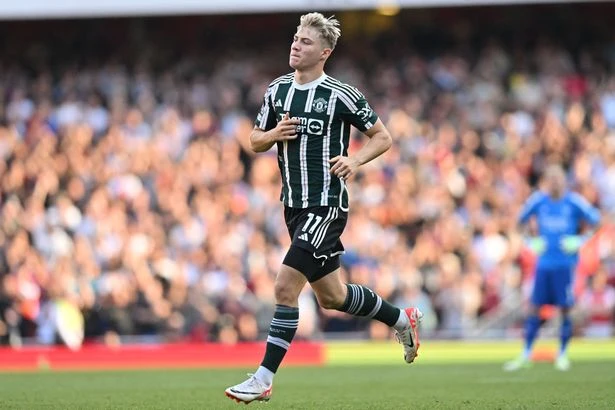 Hojlund vào sân từ ghế dự bị trong hiệp 2. ẢNH: GETTY