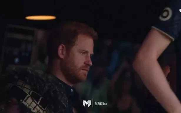 Hoàng tử Harry theo dõi Messi từ trên khán đài VIP. ẢNH: GETTY, AP Hoàng tử Harry theo dõi Messi từ trên khán đài VIP. ẢNH: GETTY, AP