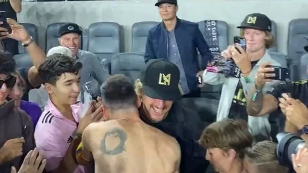 Diễn viên Owen Wilson ôm Lionel Messi. ẢNH: MLS Diễn viên Owen Wilson ôm Lionel Messi. ẢNH: MLS