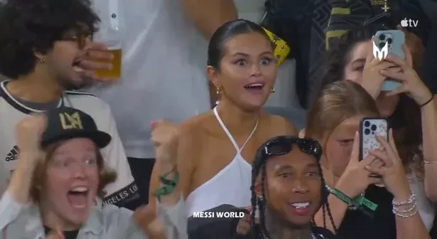 Selena Gomez há hốc mồm kinh ngạc khi Messi bị thủ môn đối phương từ chối cơ hội ghi bàn. ẢNH: MLS Selena Gomez há hốc mồm kinh ngạc khi Messi bị thủ môn đối phương từ chối cơ hội ghi bàn. ẢNH: MLS