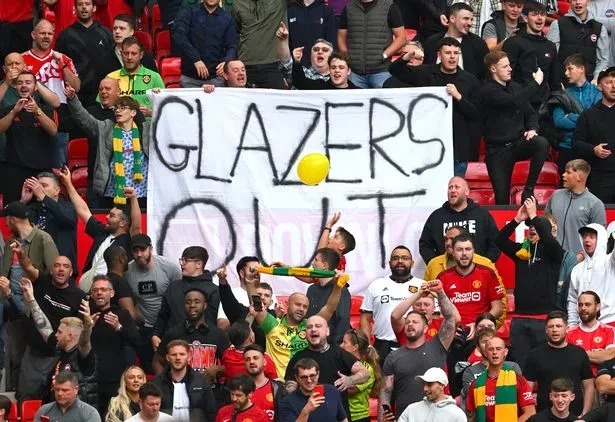 Fan MU kêu gọi Glazer out. ẢNH: GETTY