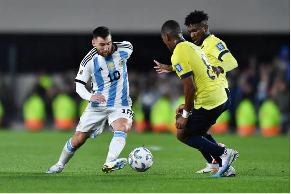 Messi tả xung hữu đột trước hàng thủ đội khách. ẢNh: GETTY