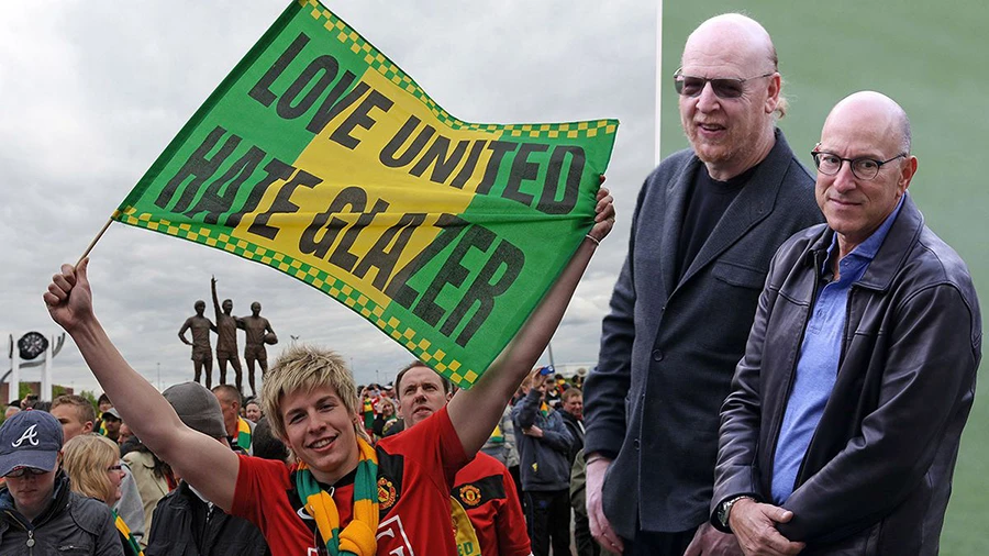 Nhà Glazer chưa bao giờ được lòng các fan "quỷ đỏ". ẢNH: MIRROR