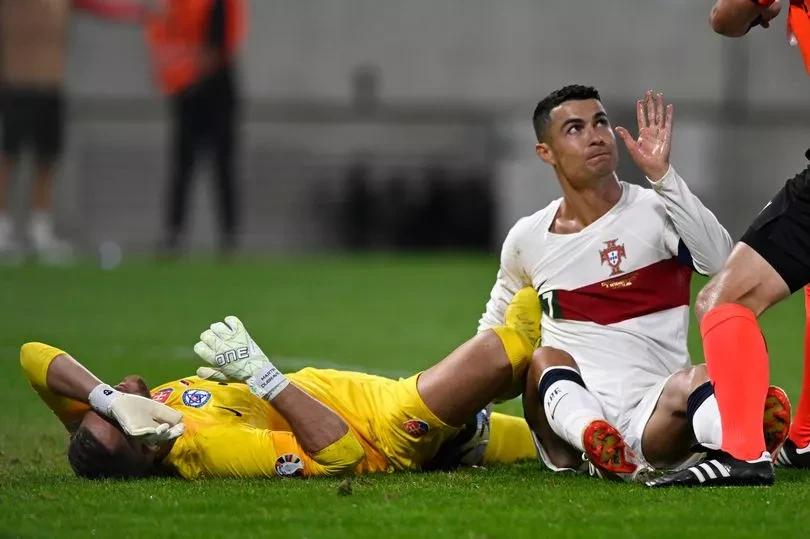 Cận cảnh tình huống phạm lỗi của Ronaldo. ẢNH: GETTY, AP, VIAPLAY