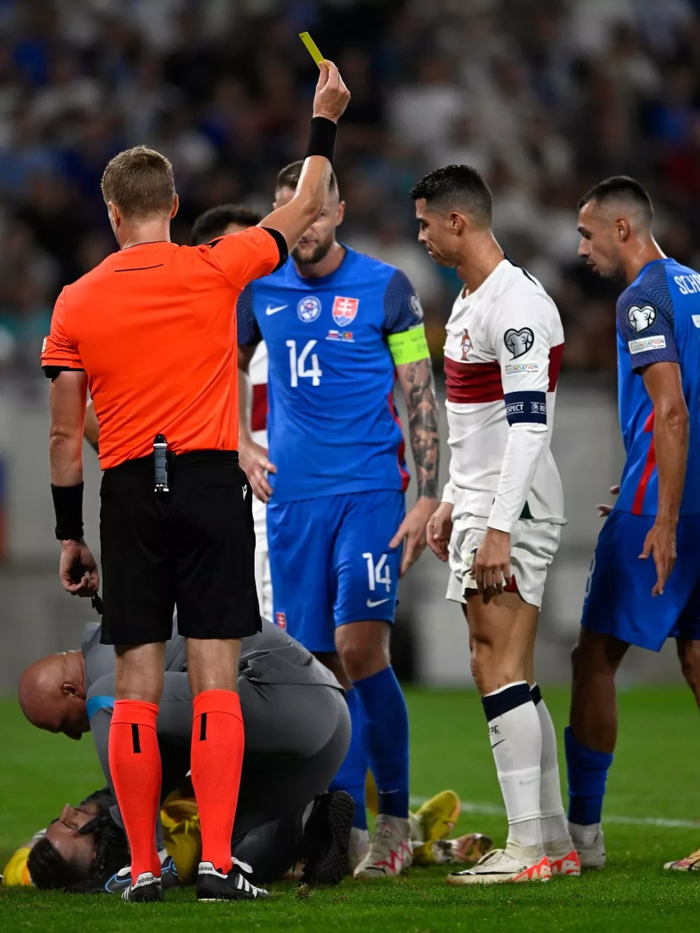 Dubravka nằm sân còn Ronaldo nhận thẻ vàng. ẢNH: AP