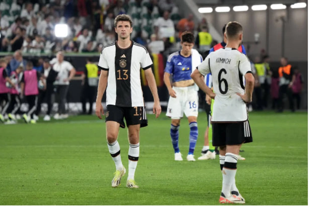 Muller (trái) thất thần sau bàn thua. Ảnh: GETTY