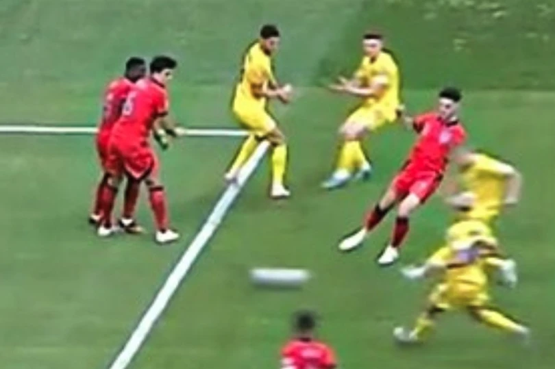 Tình huống Harry Maguire lao vào đồng đội Marc Guehi. ẢNH: CHANNEL 4