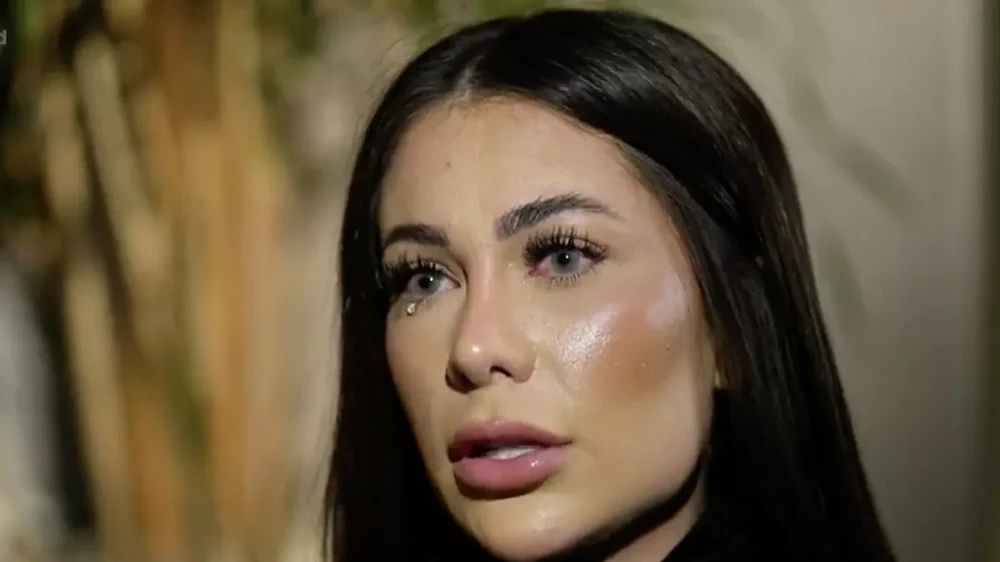 Gabriela Cavallin nước mắt lưng tròng tố cáo Antony dùng bạo lực với cô. ẢNH: RECORD TV