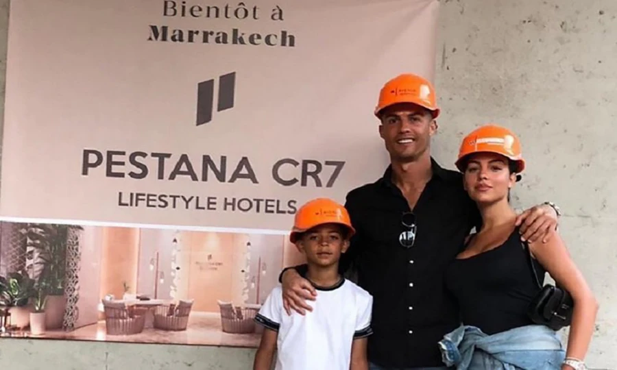 Cristiano Ronaldo, Georgina Rodriguez và Cristiano Jr chụp ảnh tại khách sạn vào năm 2019. ẢNH: INSTAGRAM RONALDO