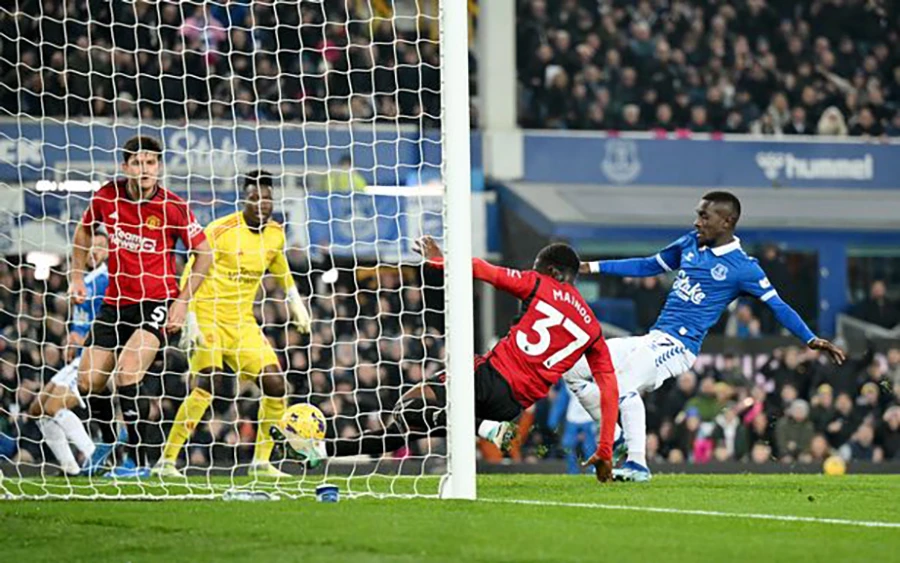 Mainoo phá bóng ngay trên vạch vôi cứu cho MU bàn thua trông thấy. ẢNH: GETTY