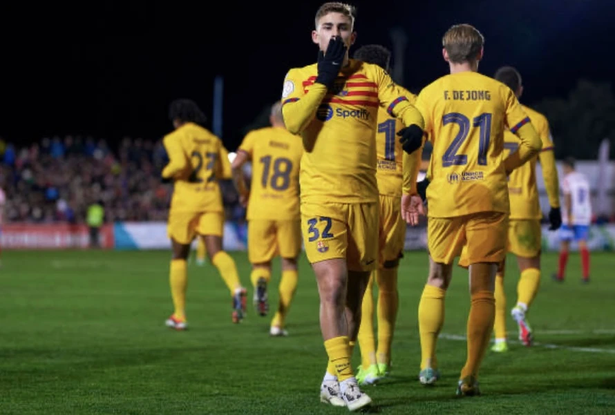 Lopez trở thành cầu thủ Barca đầu tiên ghi 3 bàn ở La Liga, Cup Nhà vua và Champions League trong mùa giải này.