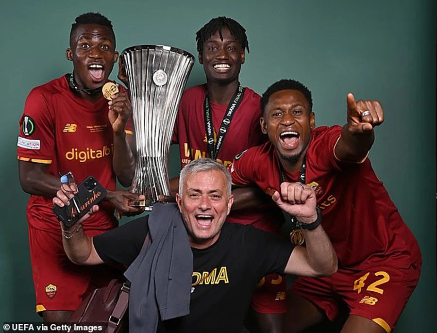 mourinho-as-roma.jpg