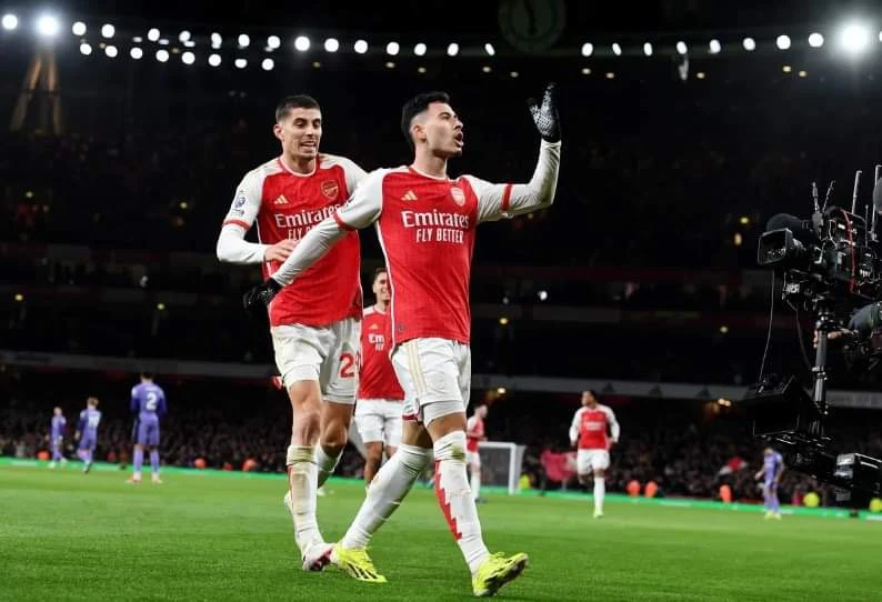 Burnley với Arsenal: “Pháo thủ” cạnh tranh chức vô địch