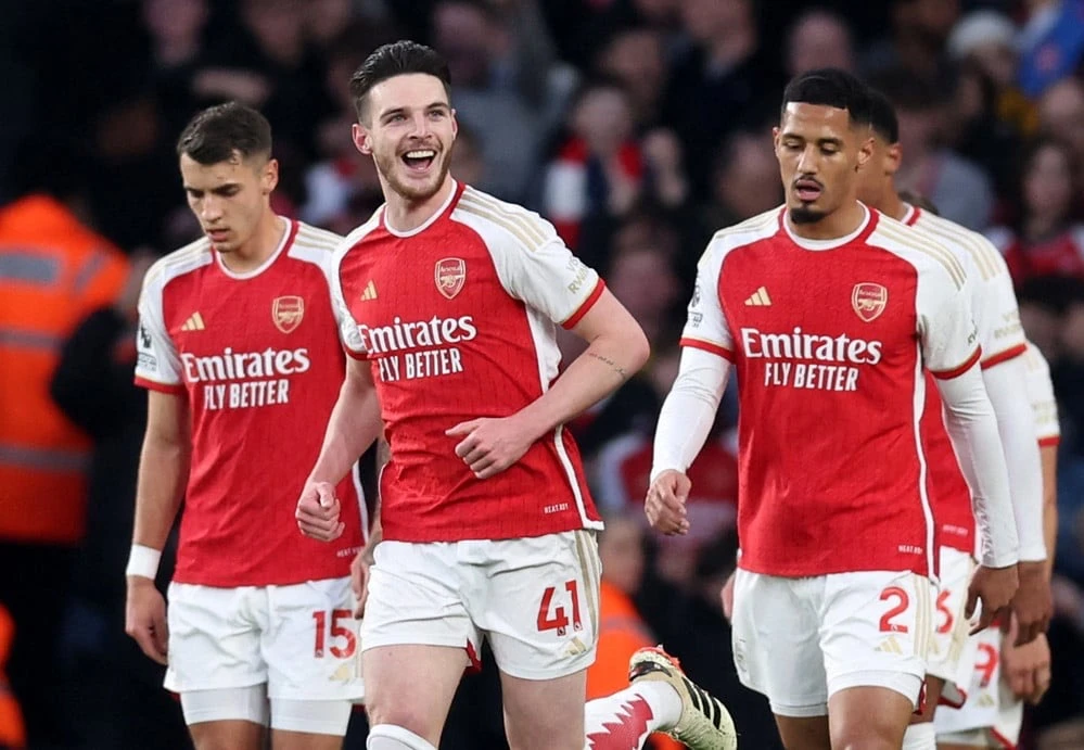 Arsenal tạm dẫn đầu trên bảng xếp hạng Premier League