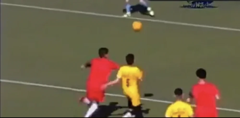 Bi kịch cầu thủ 17 tuổi chết ngay trên sân sau một cú đá