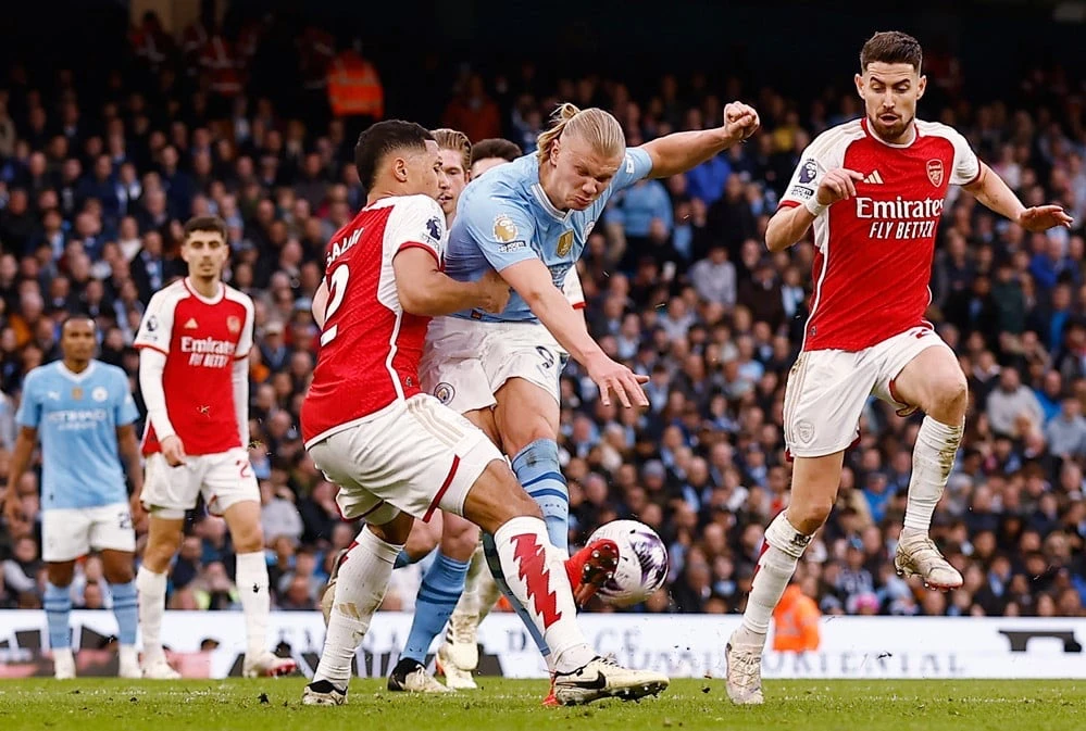 Erling Haaland mất hút trên hàng công của Man City
