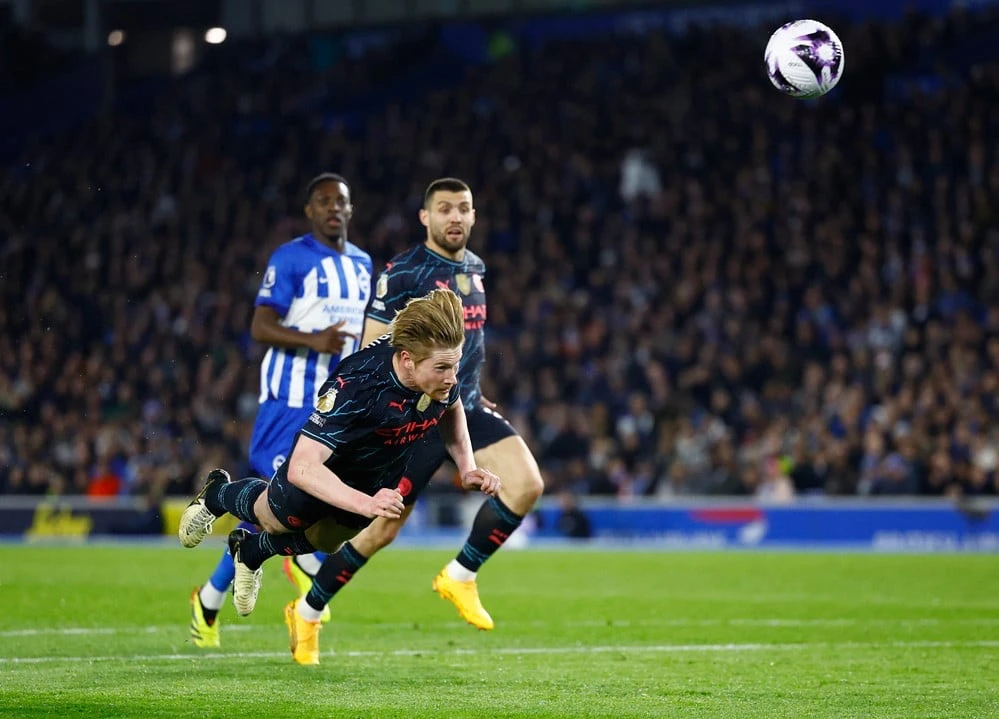 Kevin De Bruyne tỏa sáng với bàn thắng mở tỷ số bằng pha đánh đầu dễ dàng. Ảnh: Getty
