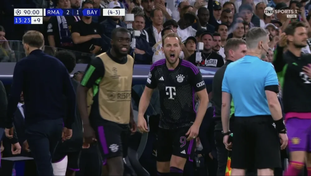 Harry Kane nổi giận hét vào mặt trọng tài. ẢNH: TNT SPORTS