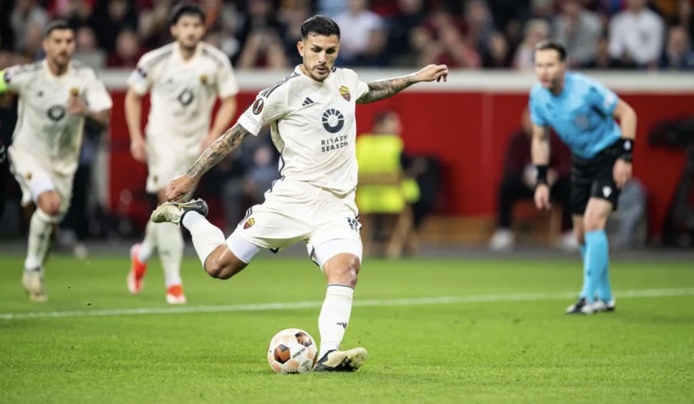 Paredes ghi 2 bàn trên chấm 11m cho AS Roma. ẢNH: UEFA
