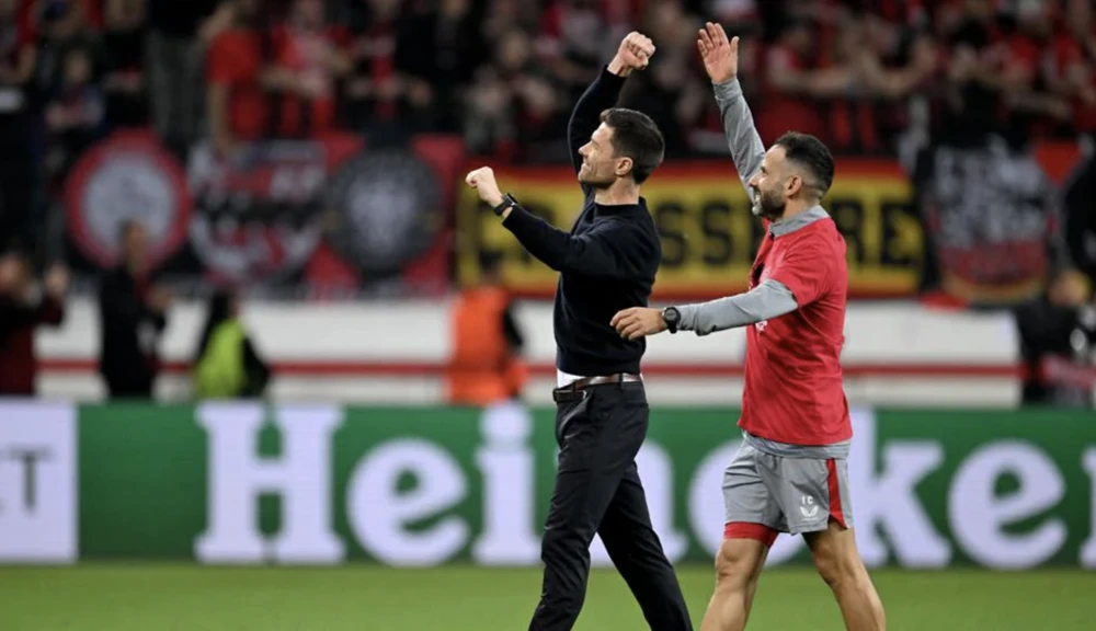 Xabi Alonso ăn mừng cùng các fan nhà. ẢNH: UEFA