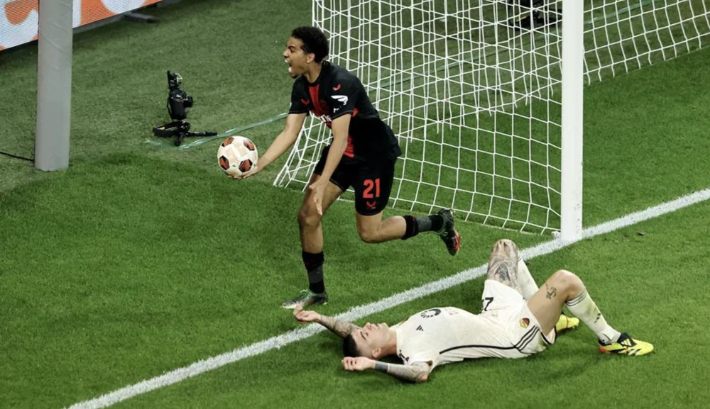 Amine Adli ăn mừng sau bàn phản lưới nhà của Gianluca Mancini. ẢNH: UEFA