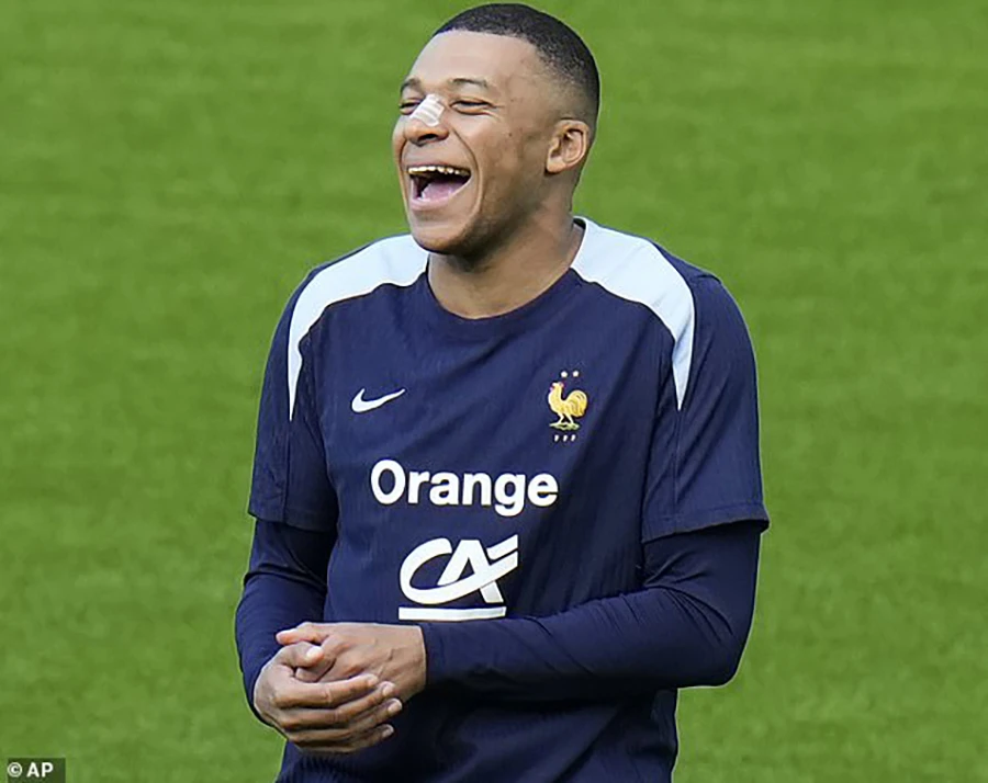 Mbappe trở lại tập luyện