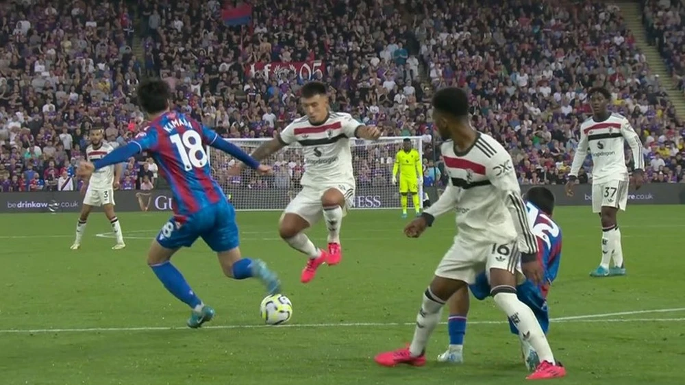 Premier League giải thích về quyết định không đuổi ngôi sao của MU