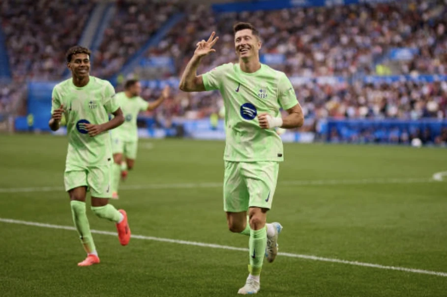 Lewandowski lập hat-trick