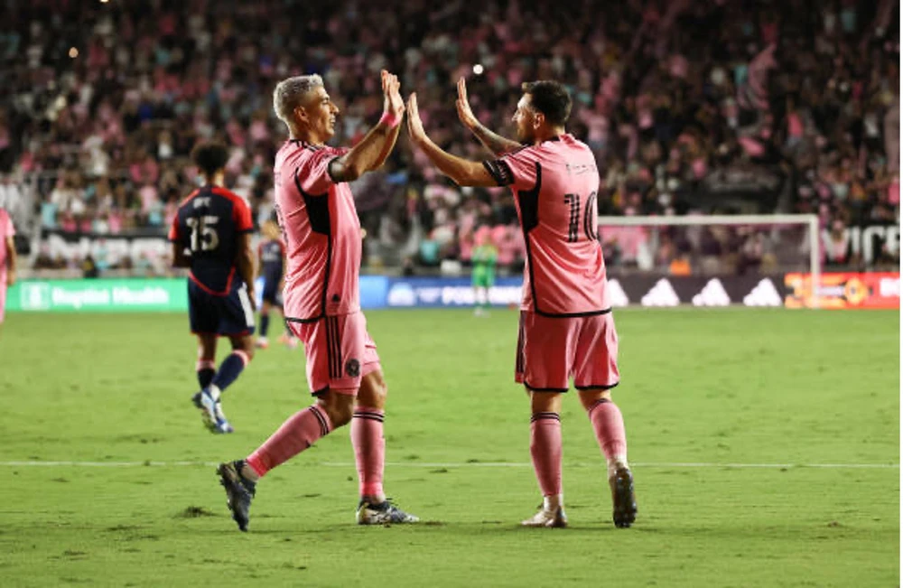 Messi lập hat-trick