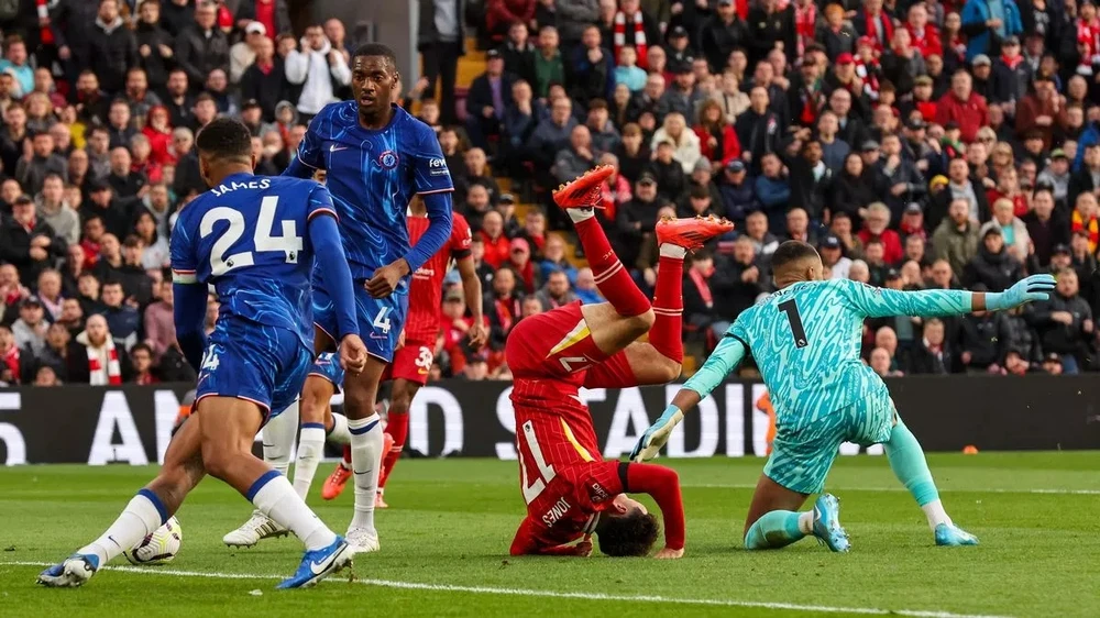 trọng tài bẻ còi