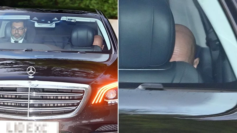 ten Hag trốn sau ghế,MU