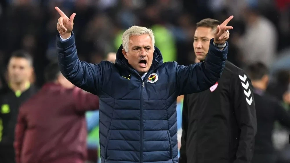 Camera giấu kín trong văn phòng của Mourinho,MOURINHO
