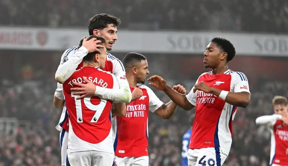áp sát ngôi đầu bảng,Arsenal
