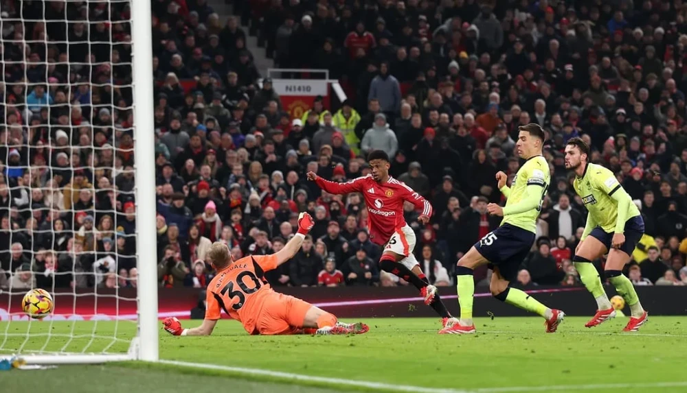 Amad ghi 3 bàn liên tiếp phút cuối