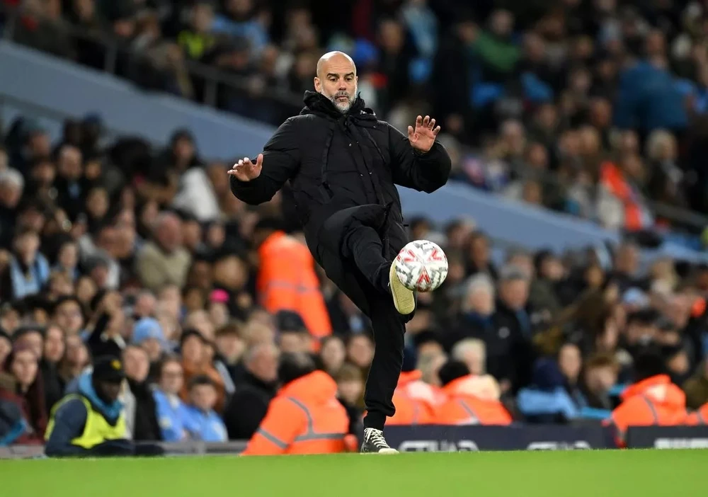 pep-guardiola-tranh-cai-gay-gat-voi-fa-ve-qua-bong.jpg
