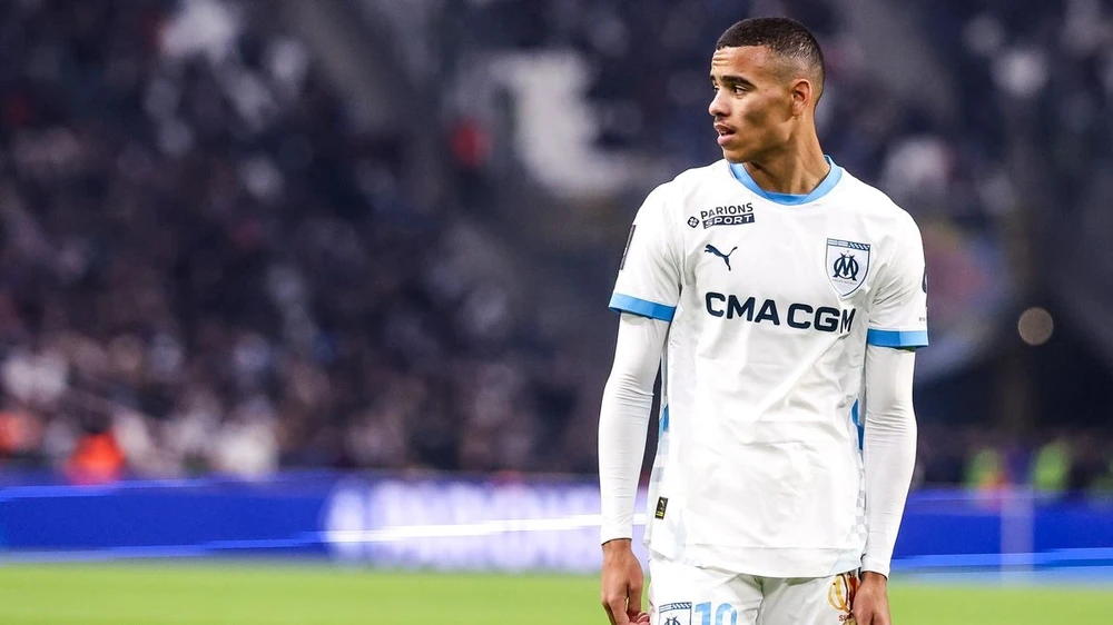 quả bóng đang nằm trong chân của Mason Greenwood,Greenwood