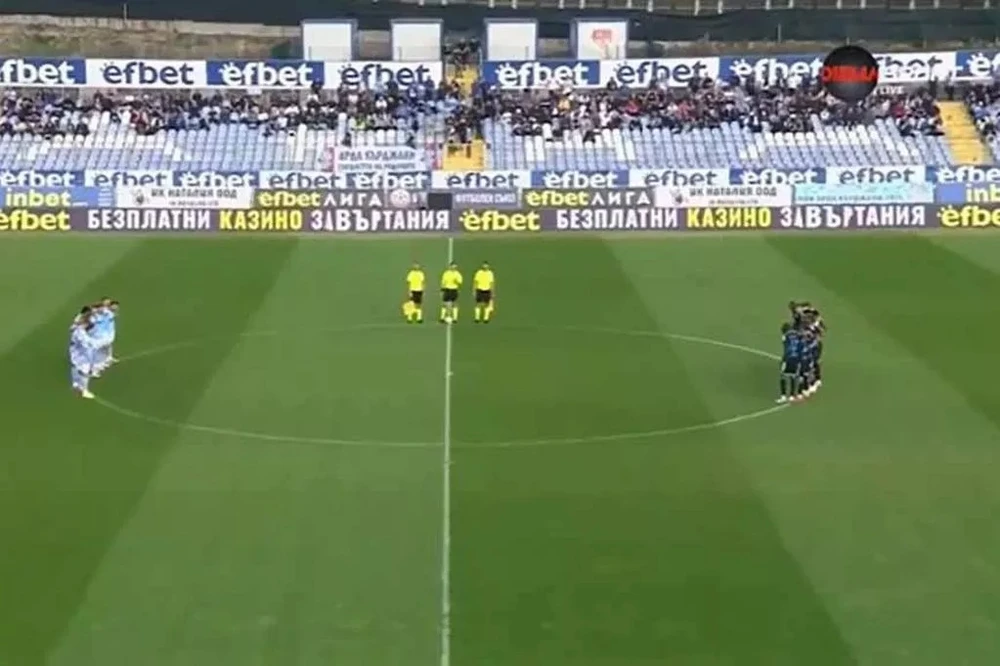 CLB hàng đầu Bulgaria dành phút mặc niệm cho cầu thủ chưa chết