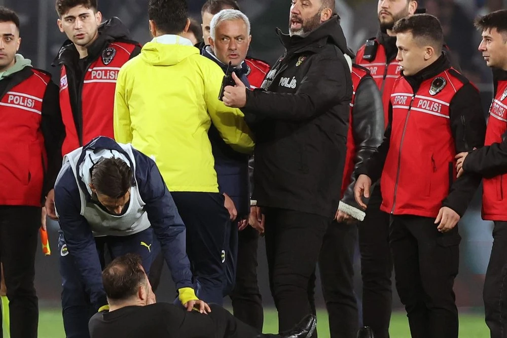 Mourinho có thể bị Fenerbahce trừng phạt vì hành vi không đẳng cấp,Mourinho