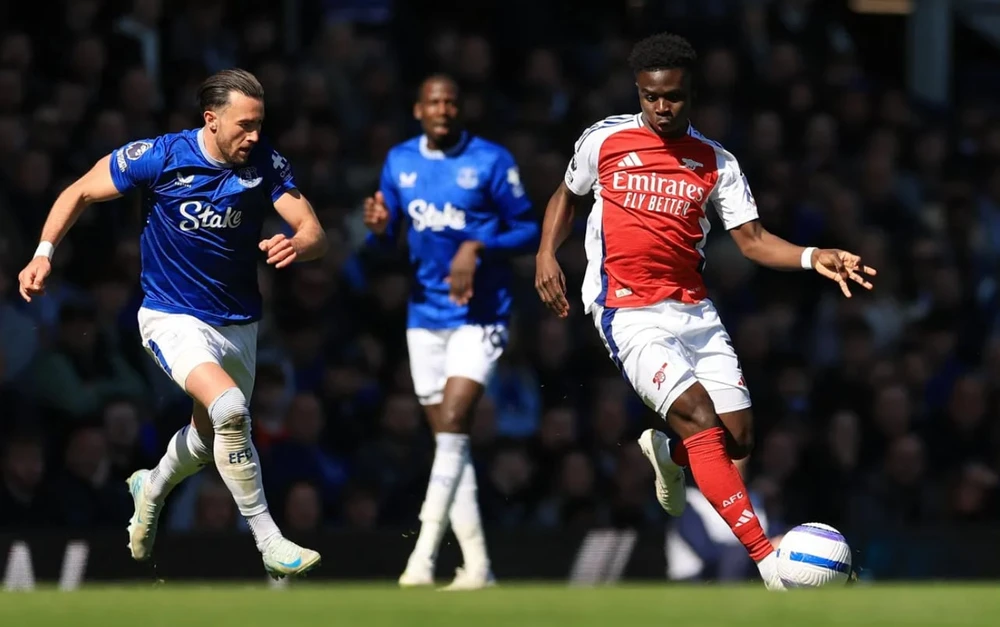 Arsenal chia điểm trước Everton