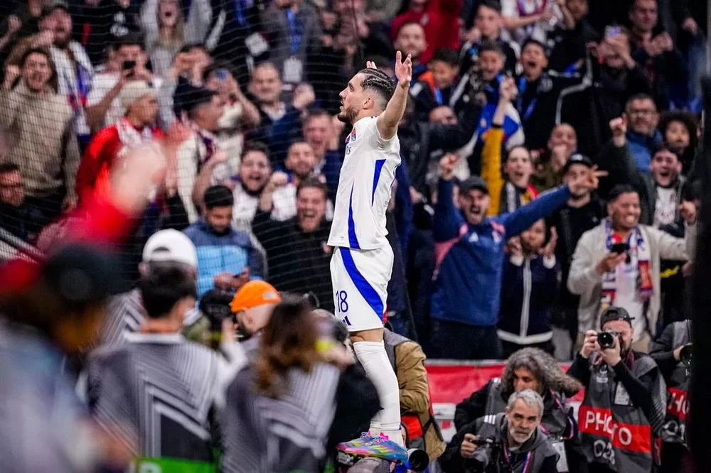 MU dẫn đầu cuộc đua mua ngôi sao là phù thủy với trái bóng,MU