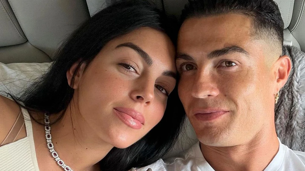 Ronaldo cầu hôn Georgina