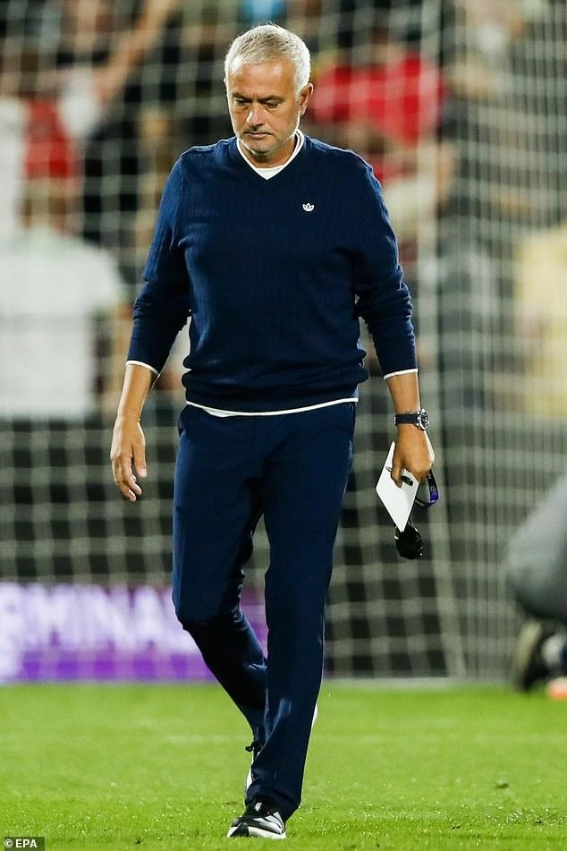 Mourinho bị Fenerbahce sa thải,MOURINHO