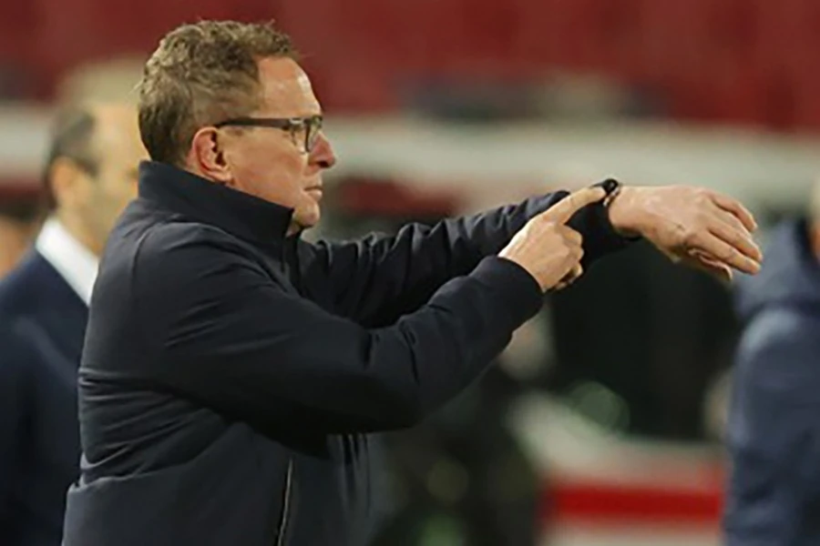 Cựu HLV của MU nhập viện phẫu thuật liên tục,MU