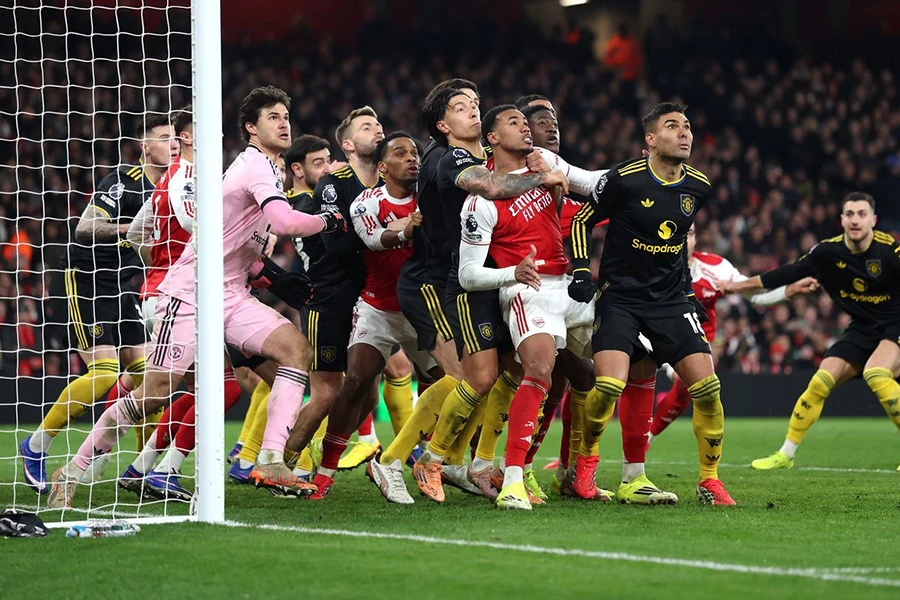 chieu-tro-den-toi-cua-arsenal-bi-phoi-bay.jpg