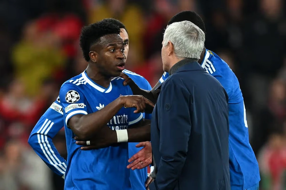 mourinho-vinicius.jpg