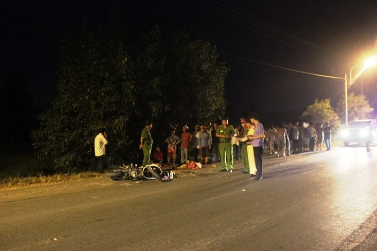 Thương tâm: Va chạm xe tải, hai vợ chồng trẻ mất con ảnh 1